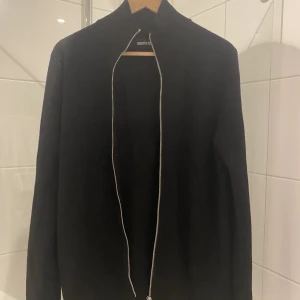 SVART FULL ZIP - BROTHERS - Säljer min riktigt fräscha svarta Merino full zip från brothers. Var ett tag sen jag köpte, men har för mig att den kostade 1600kr. Tröjan är i storlek M. Skriv gärna om du har någon fråga!