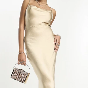 Balklänning  - Säljer en jätte fin guld/beige klänning från ASOS (märke Pretty Lavish). Maxilängd med justerbara axelband, bysten har extra tyg. Helt ny och oanvänd med prislapp och originalförpackning! Ordinarie pris 1249kr