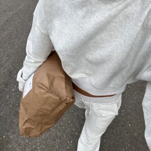 Alobha label hoodie - Säljer nu min jättefina limited edition alobha label Jersey hoodie. Hoodien är i jättefint skick då den är använd ca 2 gånger. Då den var limited edition säljs den inte längre på hemsidan💞💞