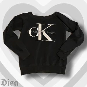 calvin klein sweatshirt - calvin klein sweatshirt! lappen är tyvärr bortklippt men den ska vara äkta. den är rätt gammal men ändå bra skick. PÄLSDJUR I HEMMET!