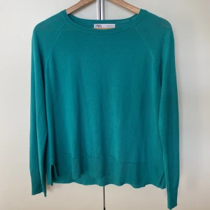 Finstickad tröja - Finstickad tröja från Zara, Stl M men passar S också! Sparsamt använd🤍 Superfin till en vit kjol på sommaren!