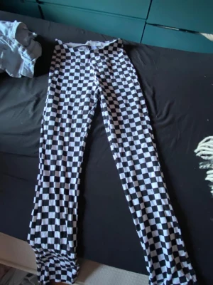 Rutiga bootcut byxor - Tunna tights i bootcut modell inte använda så mycket, från HM