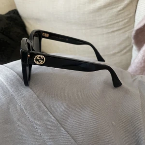 Solglasögon - Gucci solglasögon. Nästan aldrig använda därav inga repor eller likande.Köpte för 3149kr . Säljer för 1500 men kom gärna med prisförslag!💕 självklart äkta, nummer i glasögon finns!