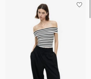 Off shoulder topp - Säljer nu dessa två toppar från hm i storlek S. As fina men hittar inte något tillfälle att använda dem. Enbart använda enstaka gånger.