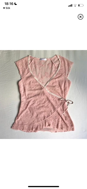 Söt topp - Säljer en topp köpt på Plick men som inte riktigt passade. Jättesöt och perfekt till sommaren☺️lånade bilder! 
