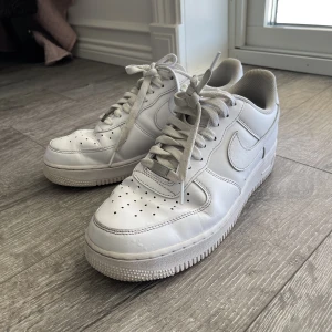 Nike air force 1 - Använda ett tag, storlek 43