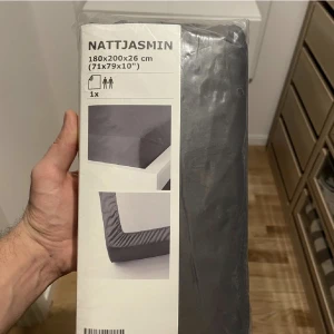 Nattjasmin lakan - Nattjasmin dra-på-lakan för säng i oöppnad förpackning.  1800x200x26cm. Nypris 399kr.  Frakt ingår inte, hämtas i Nacka Strand och kan mötas upp i Stockholm