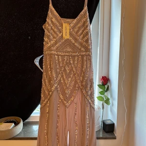 Bröllopsklänning  - Bröllopsklänning med paljetter.  Aldrig använd. Storlek 16.  Nypris: 3500