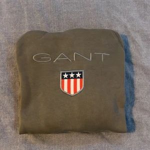 Gant hoodie - En gammal hoodie jag hittade i gaderoben, lite använd men inte så mycket. Inga defekter. Väldigt fin färg och lätt att matcha.