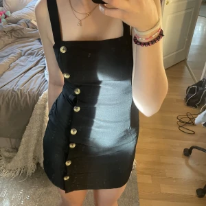 Klänning - Supersnygg klänning med knappar som är helt ny, köpt från HM i stl 36. Säljer för 80kr+frakt!!🤠🙌💕