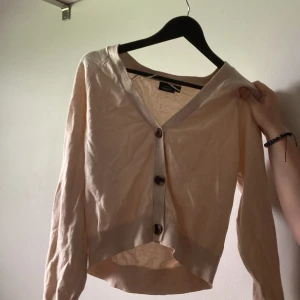 Kofta  - Säljer en kofta. Aldrig använd 