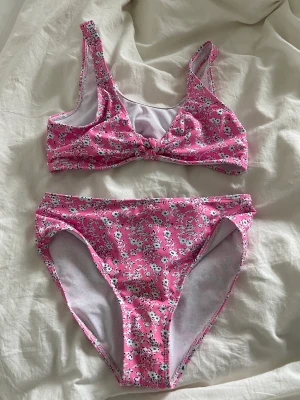 Blommig Bikini - Oanvänd rosa och blommig bikini från shein.