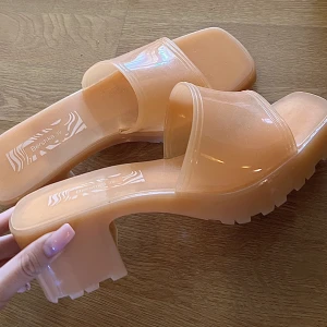 Bershka klackar - Coola klackar från bershka i strl 39! Perfekt till festivaler i sommar eller temafester💕 jättebekväma att gå i! Endast provade 🥳