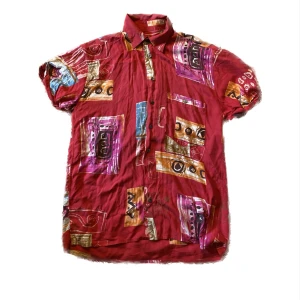 Skjorta  - Cool skjorta i storlek M-L. Jätte mjukt och luftigt skönt tyg! 