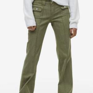 Populära gröna hm cargos/jeans as snygga. Bra längd på mig är 168. TRYCK PÅ KÖP NU 💕