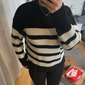 Stickad tröja  - Säljer denna stickade tjocktröja från Gina i storlek 146/152 men skulle säga att den sitter som en xs eftersom den är lite större och längre🌸