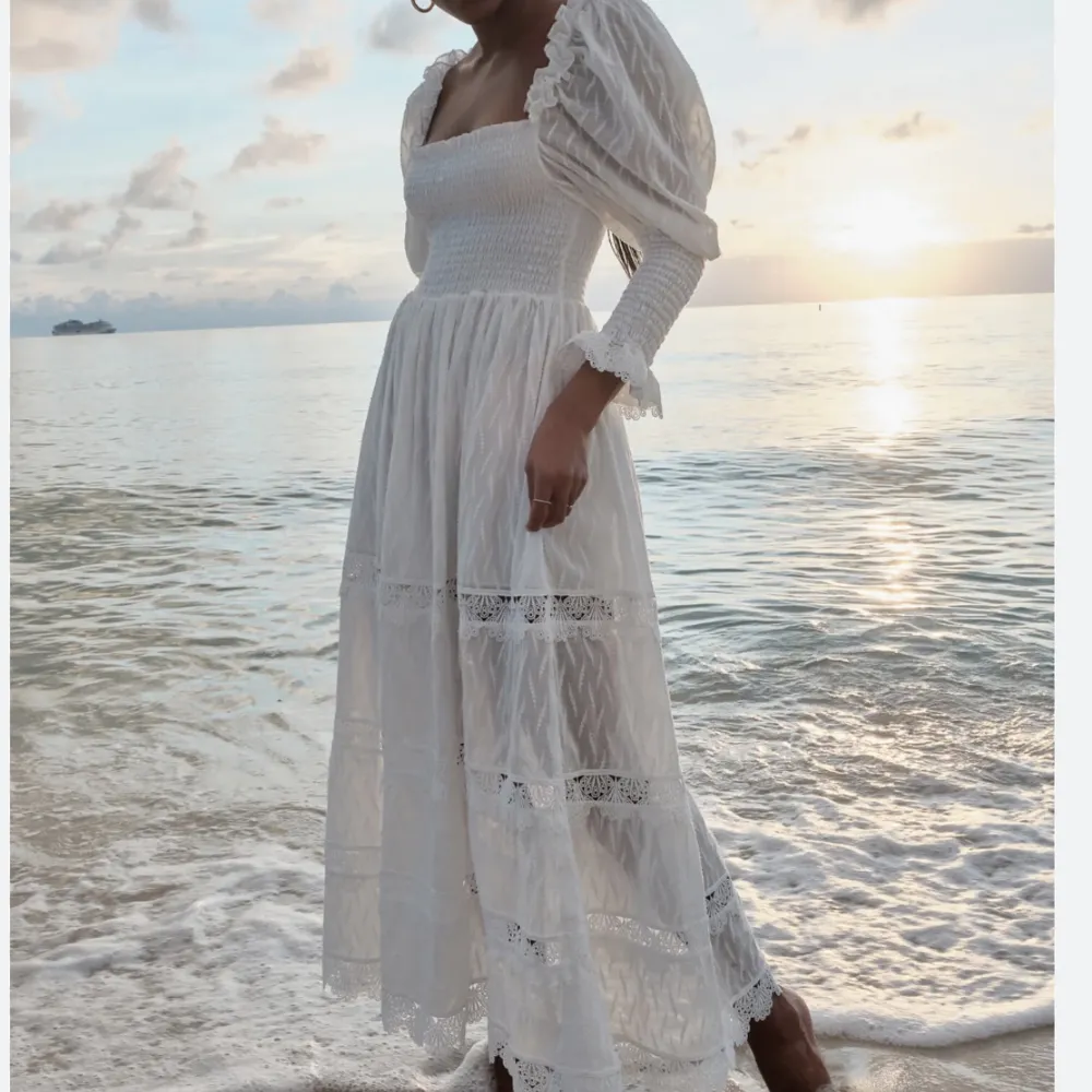 Säljer denna så fina vita långklänning från märket Waimari. Perfekt till balen/studenten/sommaren.   Endast använd en gång och därför i perfekt skick. Storlek S men är väldigt stretchiga så den passar även M.   Köpt för 4000kr och säljer för 2500kr.💕. Klänningar.