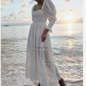 Säljer denna så fina vita långklänning från märket Waimari. Perfekt till balen/studenten/sommaren.   Endast använd en gång och därför i perfekt skick. Storlek S men är väldigt stretchiga så den passar även M.   Köpt för 4000kr och säljer för 2500kr.💕