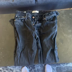 Jeans - Säljer mina feta jeans från Jack and Jones! Passformen är loose/chris och det är i skick 8/10! Inga fläckar osv!! Köpare står för frakt.