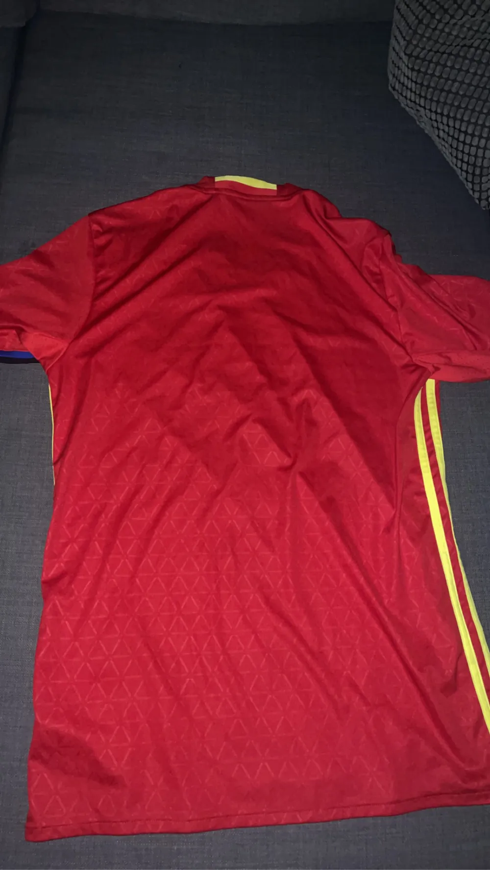 Spanien fotbollstshirt storlek M, köpt för 650kr, knappt använd så den är som gott som ny . T-shirts.