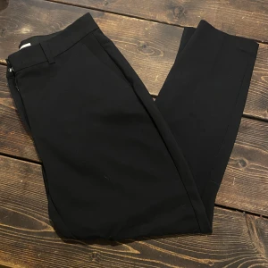 Kostymbyxor m strech - Ett par snygga kostymbyxor med stretch, aldrig använda.