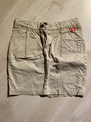 Kjol peak performance  - Säljer nu min FAVORIT kjol från peak performance som tyvärr blivit för liten  Den är i storlek xs Kjolen är inte stretchig Skulle säga att den är ljust kaki färgad