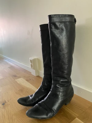  Boots  - Ett par höga svarta boots, med låg klackar.💕