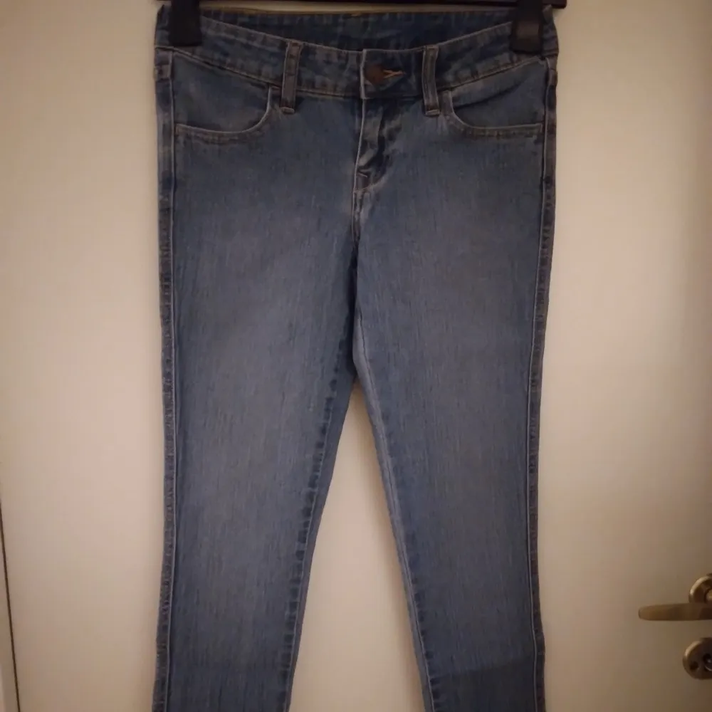 Skinny/smala jeans med raka ben i NYskick. Storlek: 27 i midjan, 32 i längd. Denimblå/mellanblå. Stretchiga. Helt felfria, se bilder för egen bedömning. FRAKT TILLKOMMER.. Jeans & Byxor.