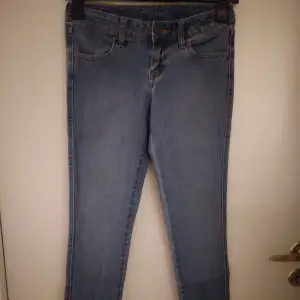 Skinny/smala jeans med raka ben i NYskick. Storlek: 27 i midjan, 32 i längd. Denimblå/mellanblå. Stretchiga. Helt felfria, se bilder för egen bedömning. FRAKT TILLKOMMER.