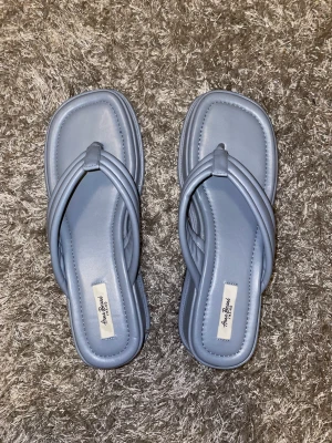 Ljusblå sandaler med klack  - Säljer dessa söta sommarskor från nakd😍😍 , !! aldrig använda !! Inga defekter . Som nya, storlek 39 .