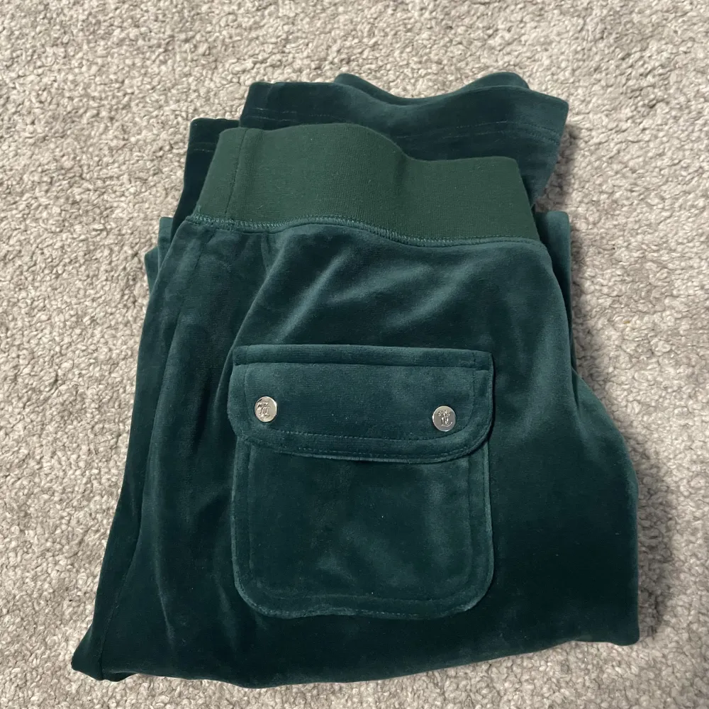 Säljer mina mörkgröna juicy conture byxor i storlek S. Säljer eftersom att dem är för stora för mig<3 . Jeans & Byxor.