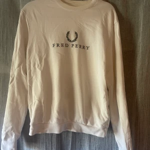 Fred Perry tröja - Säljer pojkvännens tröja åt honom☺️ har en liten fläck som säkert får bort i tvätten,därav priset. Möts upp,hämtas eller fraktas☺️