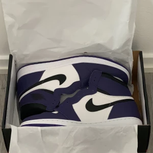Jordan 1 Court Purple💜 - Helt nya i 10/10 skick!❤️‍🔥 Kan gå ner i pris vid snabb affär
