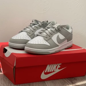 Nike Dunk Low Grey Fog🌪️ - Helt nya i 10/10 skick!🔥 Kan tänka mig att gå ner i pris vid snabb affär 🤝❤️‍🔥  *Shoeboxen har tyvärr gått sönder lite. Men inget lite tejp inte löser😁