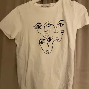 T-shirt med tryck från NA-KD storlek xs. 40kr+frakt 