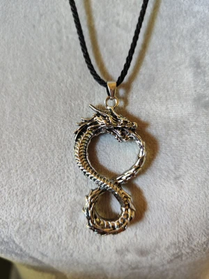 Halsband  - Med drake