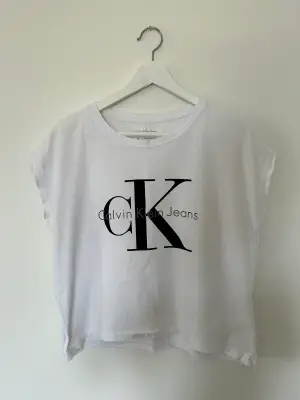 Vit t-shirt med tryck från Calvin Klein.  Använd fåtal gånger. Storlek L 100% cotton ✨✨✨