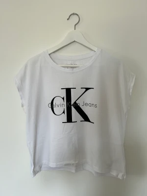 Calvin Klein t-shirt  - Vit t-shirt med tryck från Calvin Klein.  Använd fåtal gånger. Storlek L 100% cotton ✨✨✨