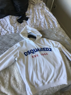 DSQUARED2 Hoodie - Använd 3-4 gånger, för liten för mig.  Väldigt fin hoodie!  Pris kan diskuteras 