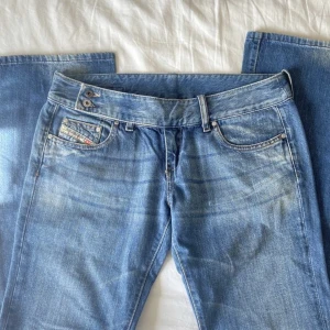 Lågmidjade diesel jeans - Säljer ett par super snygga lågmidjade diesel jeans, bootcut och lågmidjade💗, säljer pga att de ej passar mig längre. De är i superbra skick och är ej slitna alls! Innebenslängden är 80 cm och midjemåttet tvärs över är 42 cm! Skriv privat vid funderingar💗