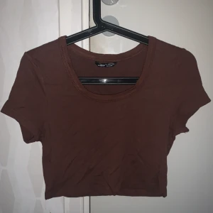 SHEIN croptop - Säljer denna helt nya croptop från SHEIN. Har aldrig använt, bara testat på. Storlek L