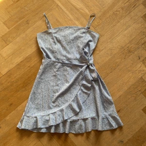 🌻Finn sommar klänning🌺 - Säljer en fin sommar klänning som man kan ha till skolan,stranden eller annat.