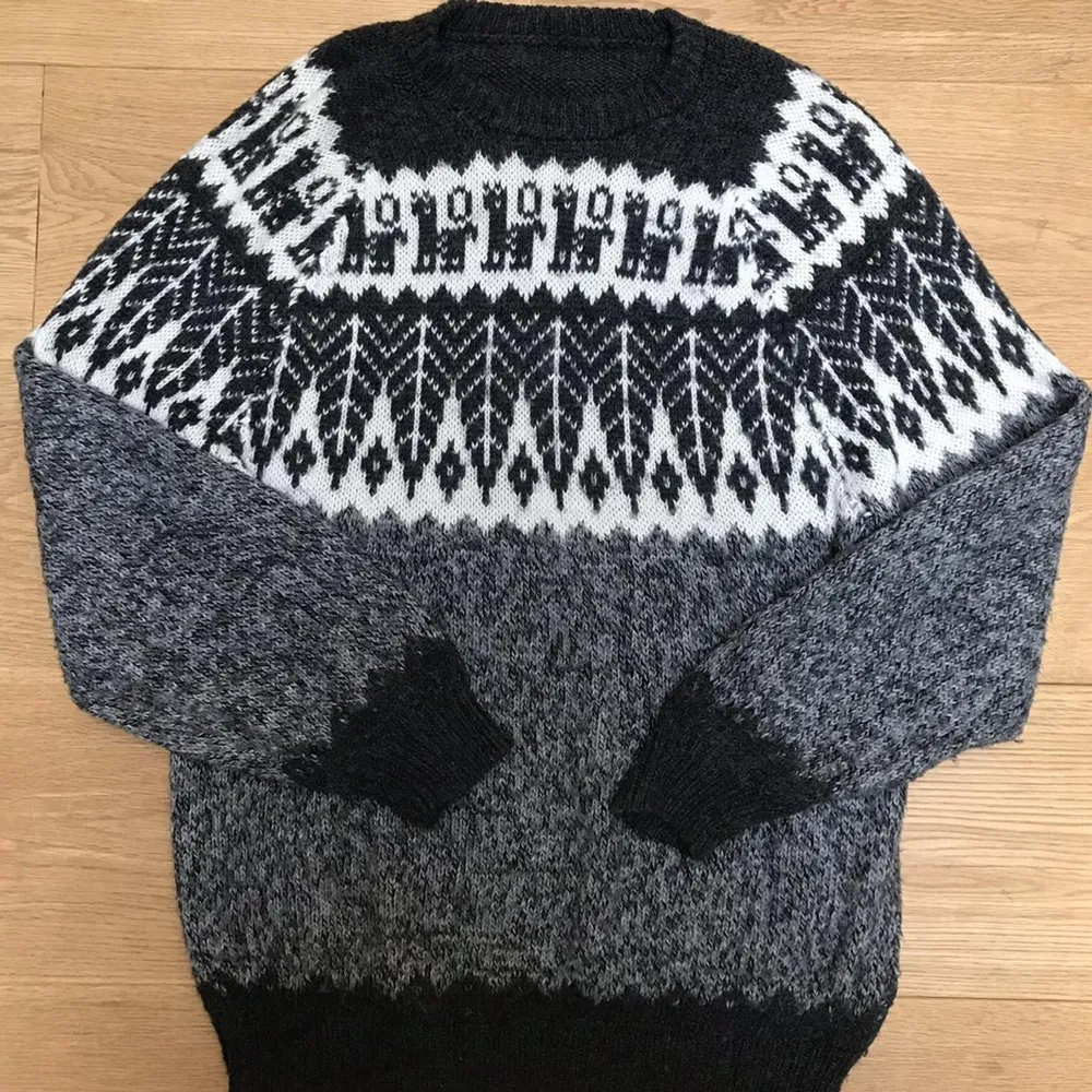 Vintage Handcrafted Alpaca Pullover Sweater  Charcoal Grey Blend  Untagged, Casual Fit, Best Fits Size M  Made in Chile. Stickat.