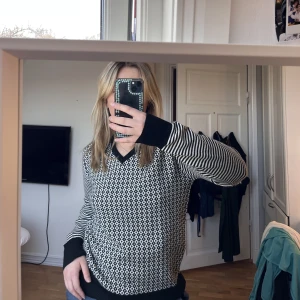 Svart stickad tröja - Fin svart och vit stickad tröja🤍