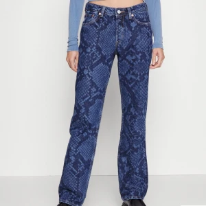 Snake print jeans - Jätte poppis Weekday jeans med orm print, använda typ 4 gånger, Orginalpris 700kr. 