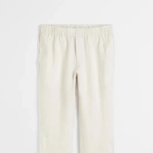 Slutsålda Hm linnebyxor (m) - Helt nya linnebyxor från hm i storlek M. För stora för mig och hade tagit bort lapparna så kunde inte lämna tillbax. De är slutsålda överallt. Köpta för 400. Skriv för bilder