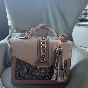 Väska - Rosa fin ALDO väska Nyskick