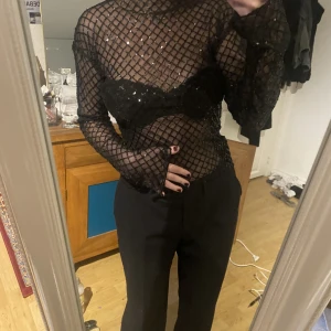 Festtopp - Oanvänd supersnygg festtopp ifrån gina tricot!