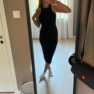svart klänning - svart klänning i ribbat material från hm! 🖤aldrig använd 