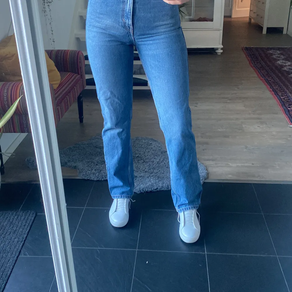I modellen Rowe från Weekday. Färger säljs ej längre🙌🏼🌸🫶🏻I väldigt bra skicka!. Jeans & Byxor.